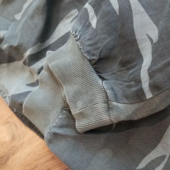 SPLENDID Lyocell Linen Camo Jogger Pants with front and back pockets - Picture 6 of 14